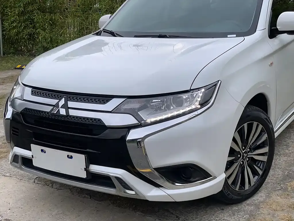 Mitsubishi Outlander — фото 9