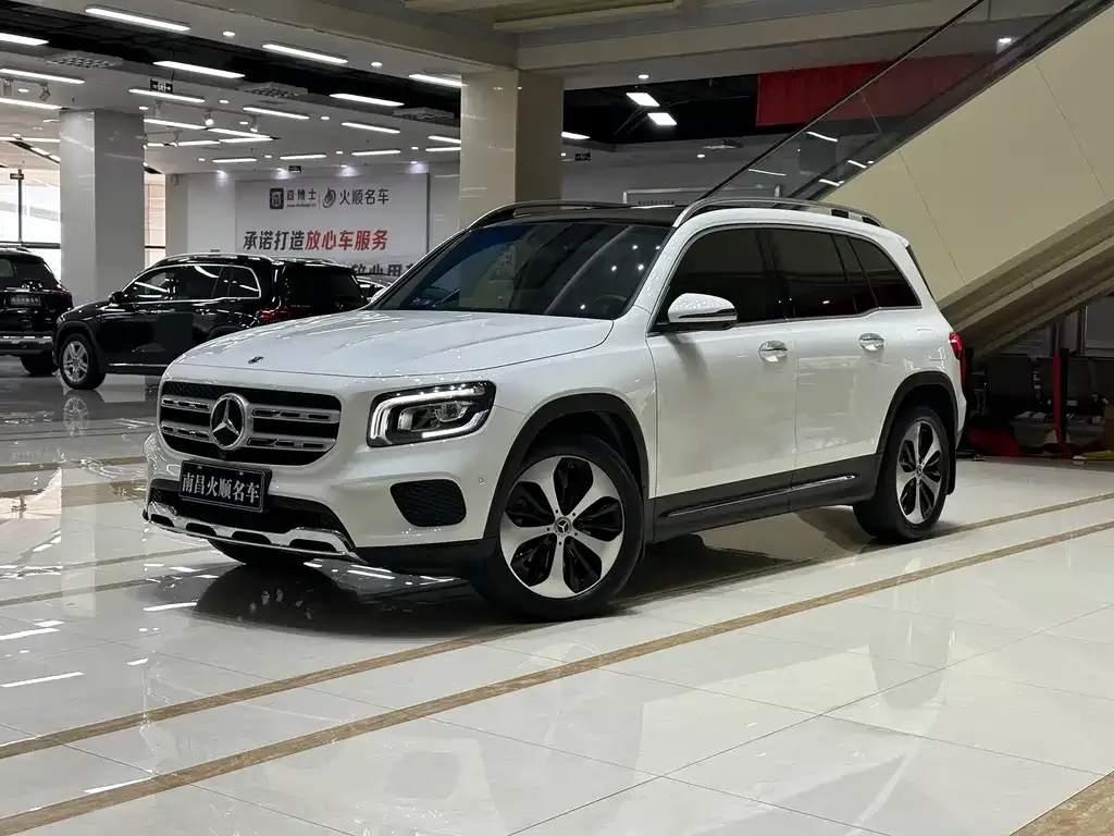 Mercedes-Benz GLB — фото 1