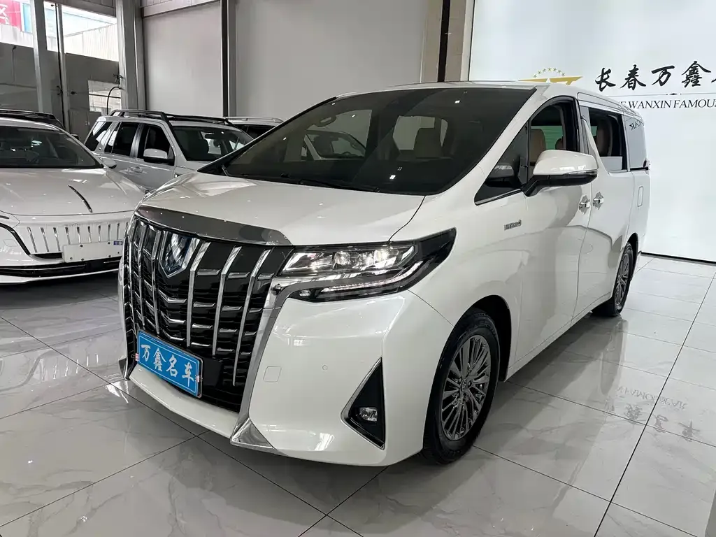 Toyota Alphard — фото 1