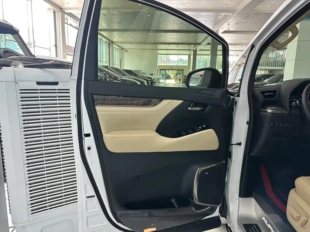 Toyota Alphard — фото 6
