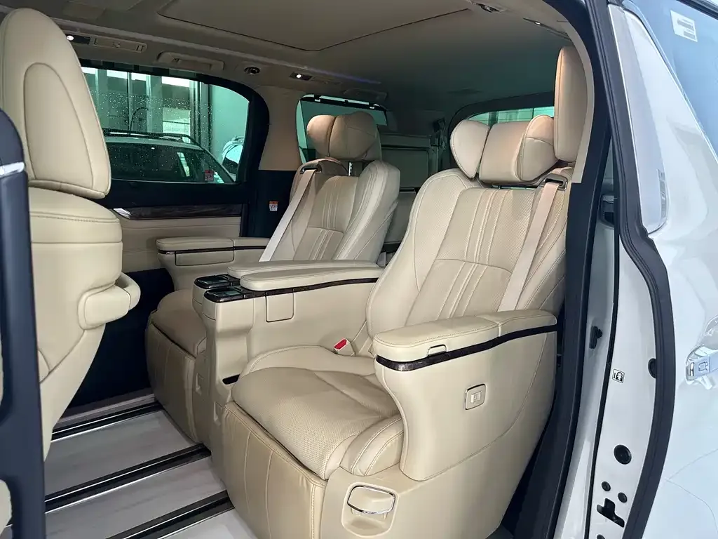 Toyota Alphard — фото 9
