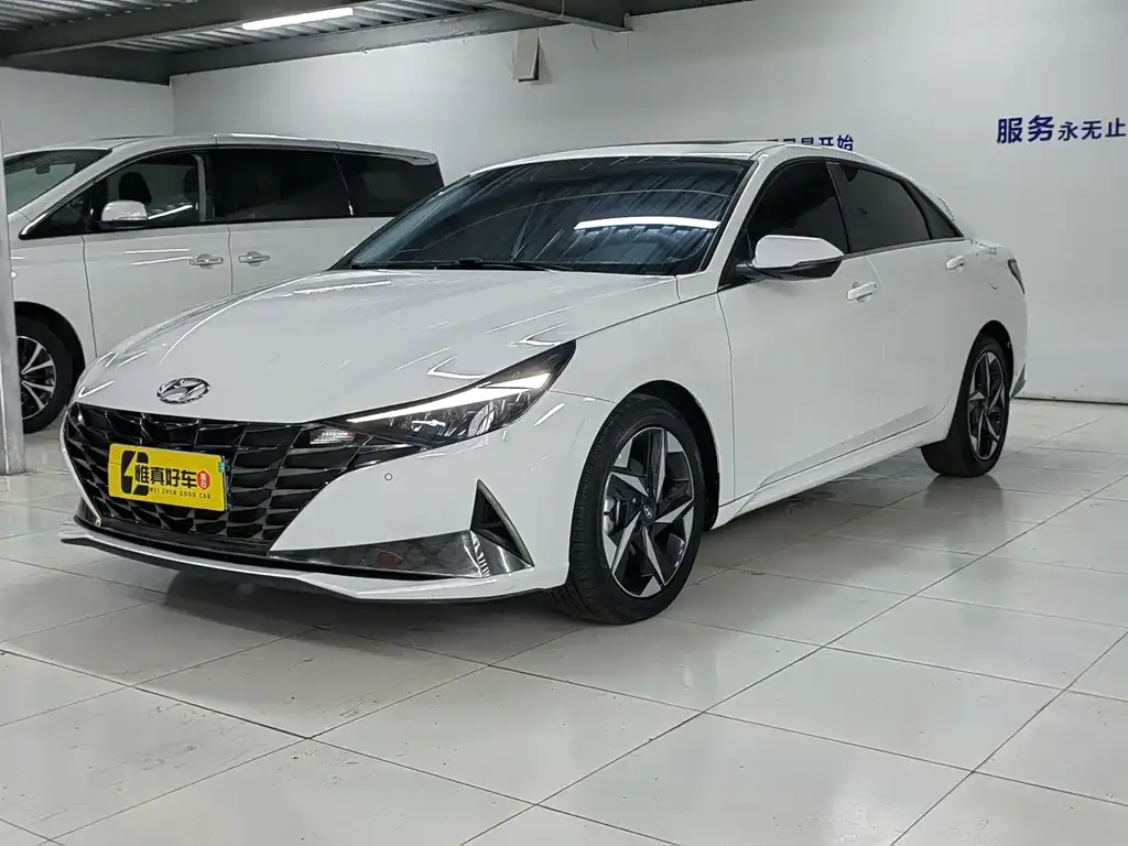 Hyundai Elantra — фото 1