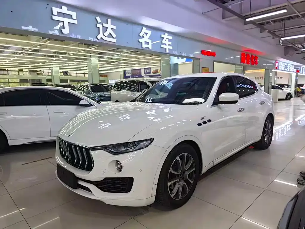 Maserati Levante — фото 1