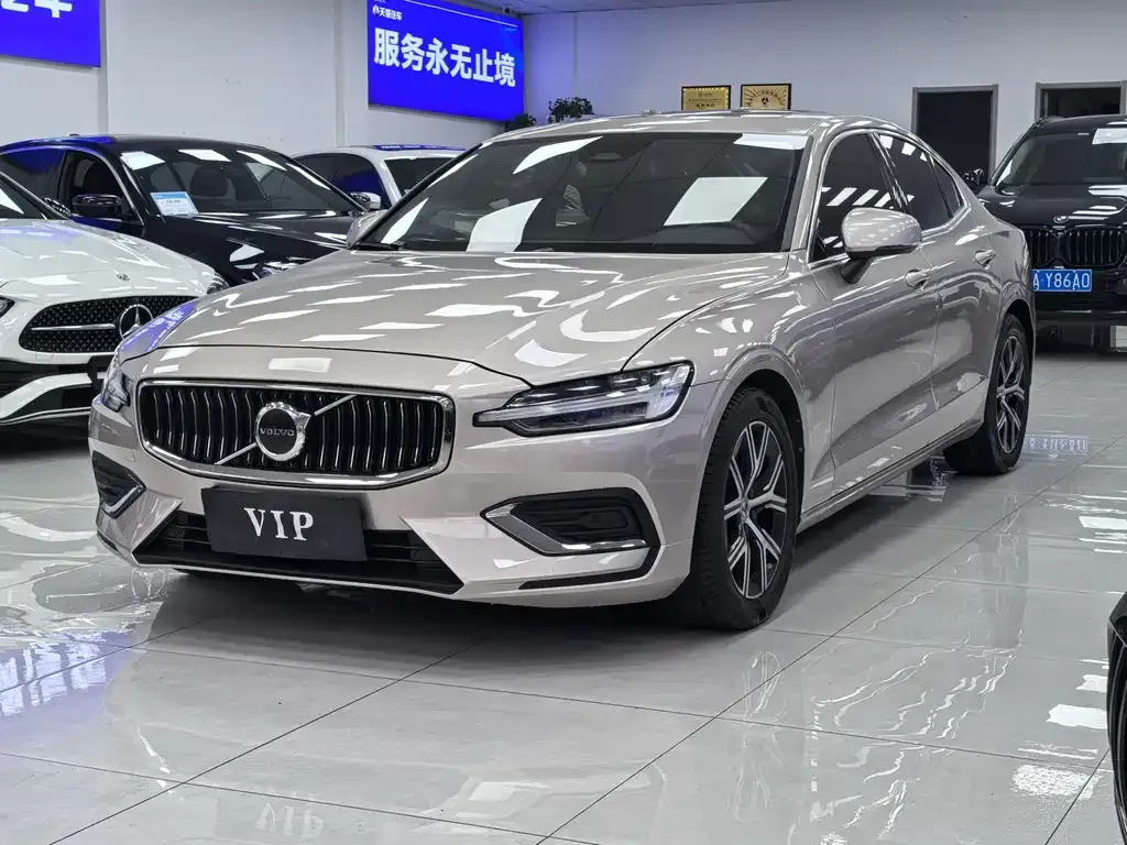 Volvo S60 — фото 1