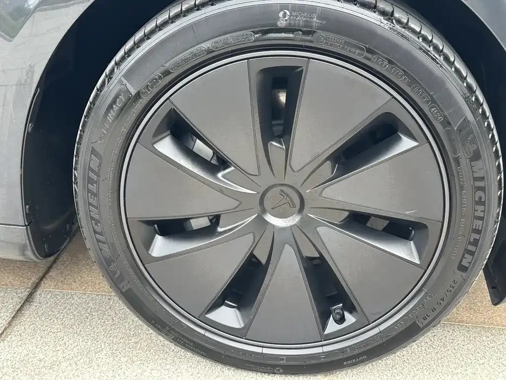 Tesla Model 3 — фото 10