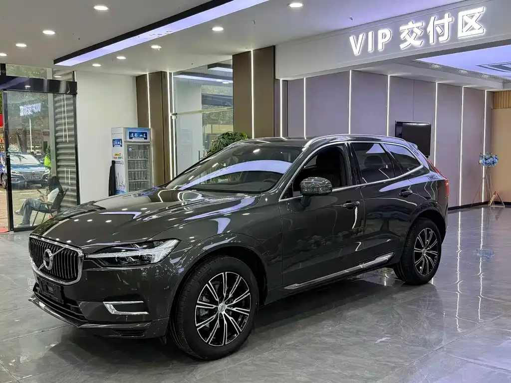 Volvo XC60 — фото 1