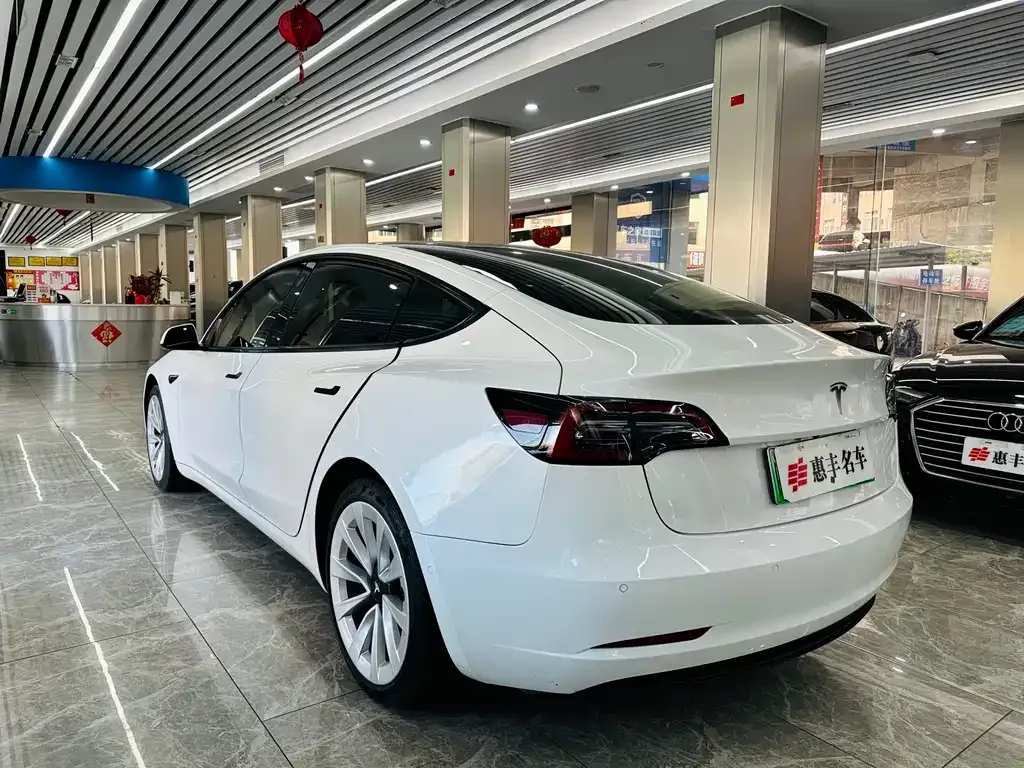 Tesla Model 3 — фото 4