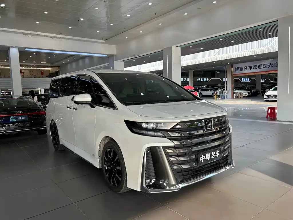 Toyota Vellfire — фото 1