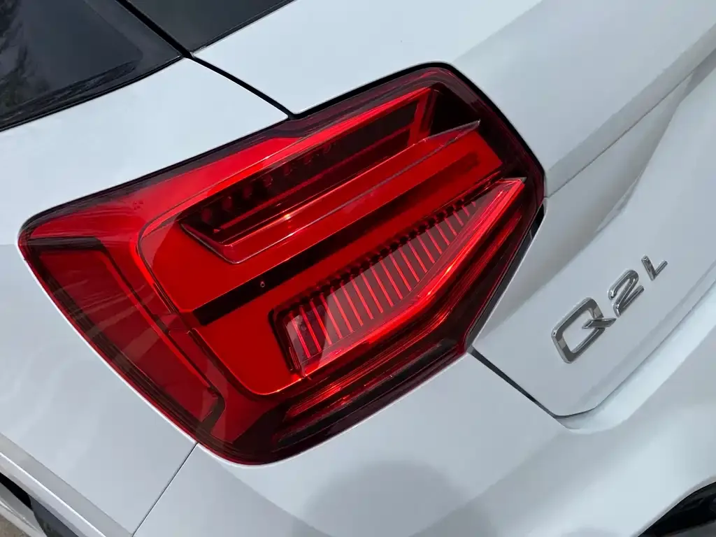 Audi Q2L — фото 10