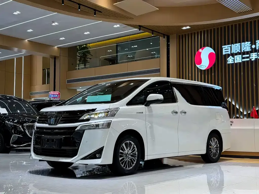 Toyota Vellfire — фото 1