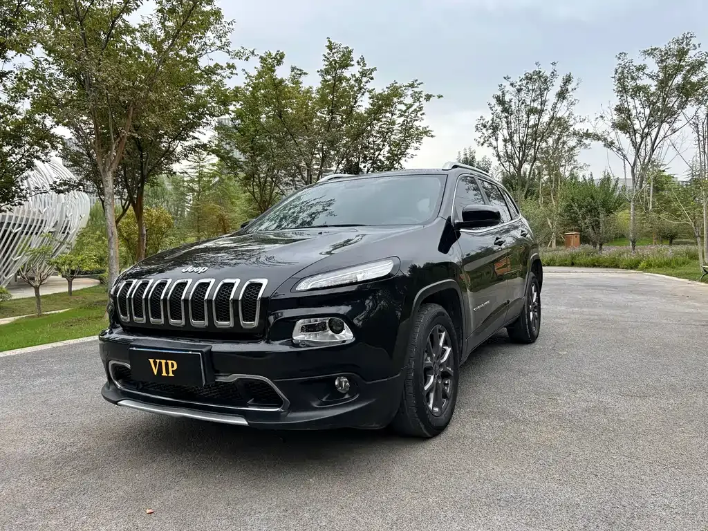 Jeep Cherokee — фото 1