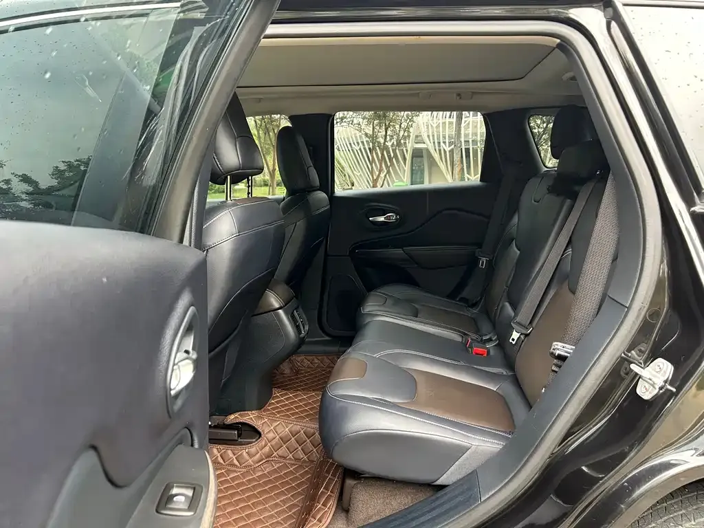 Jeep Cherokee — фото 6