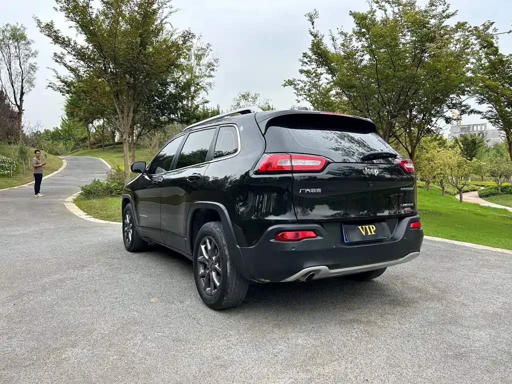 Jeep Cherokee — фото 7