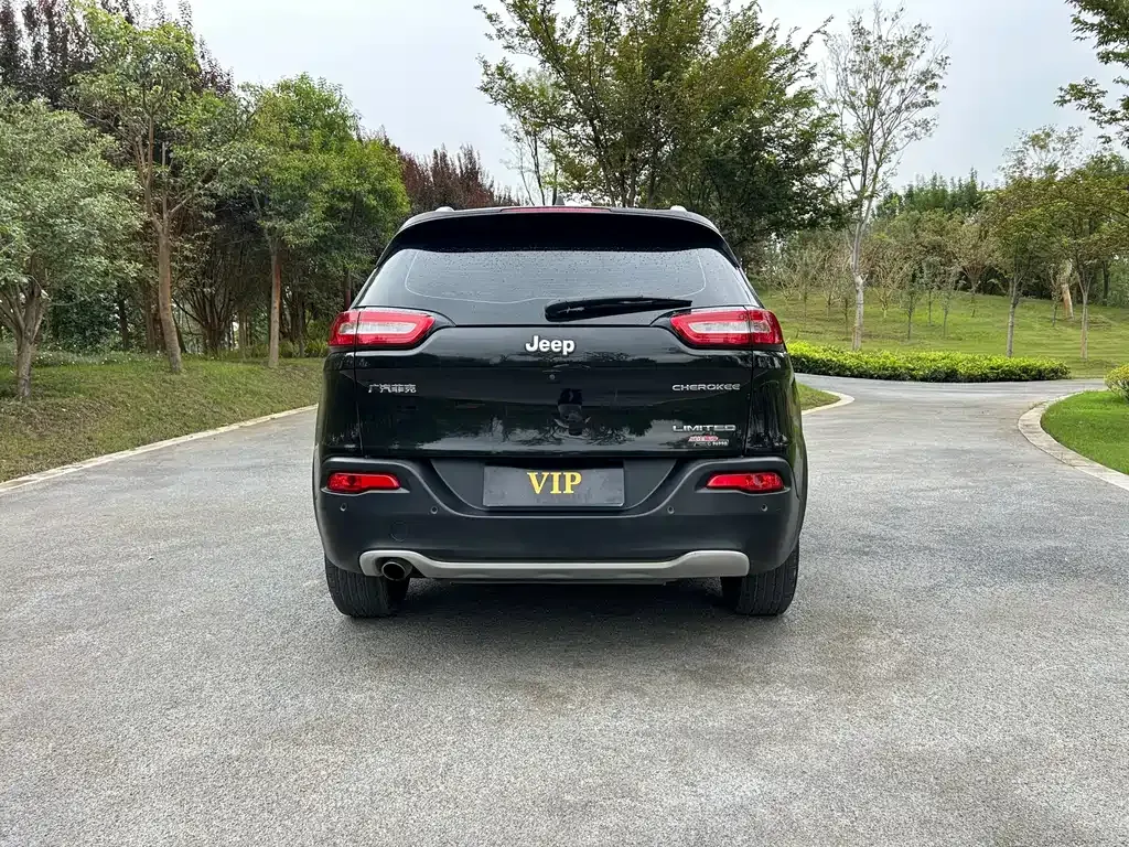 Jeep Cherokee — фото 8