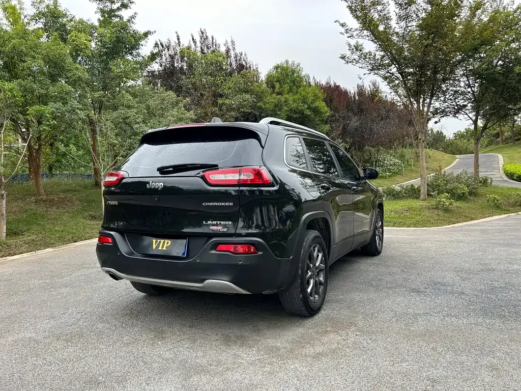 Jeep Cherokee — фото 9
