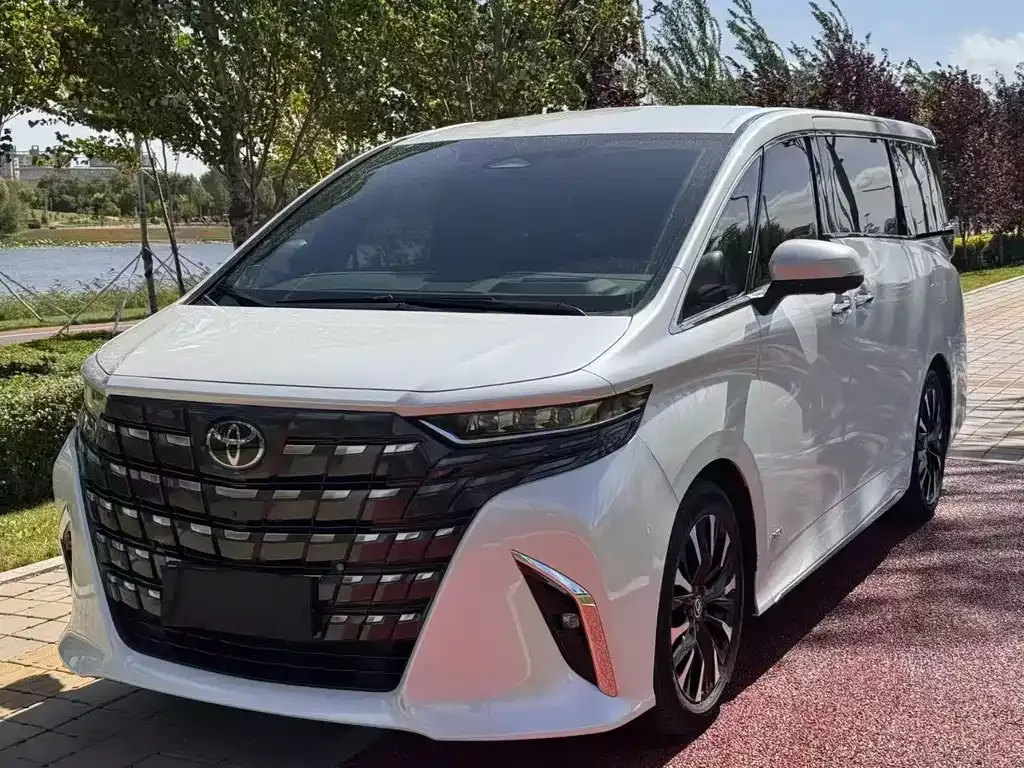 Toyota Alphard — фото 1