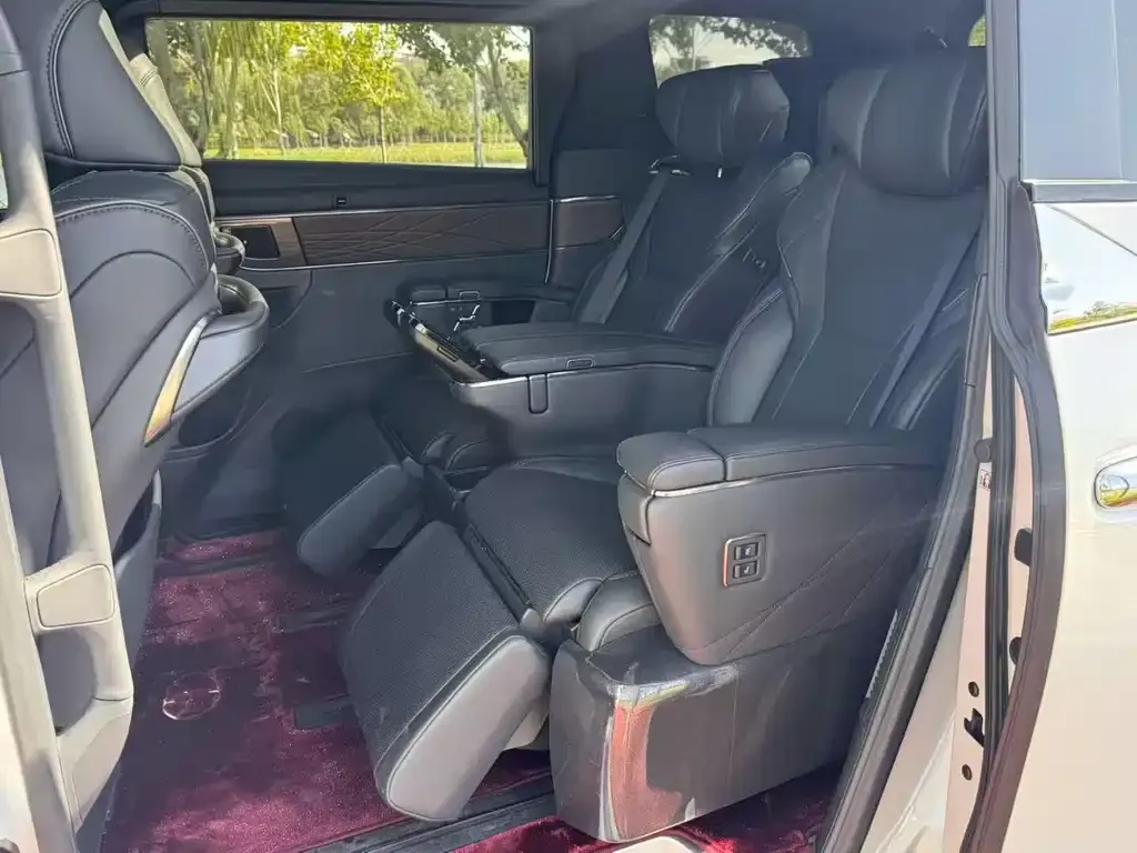 Toyota Alphard — фото 8