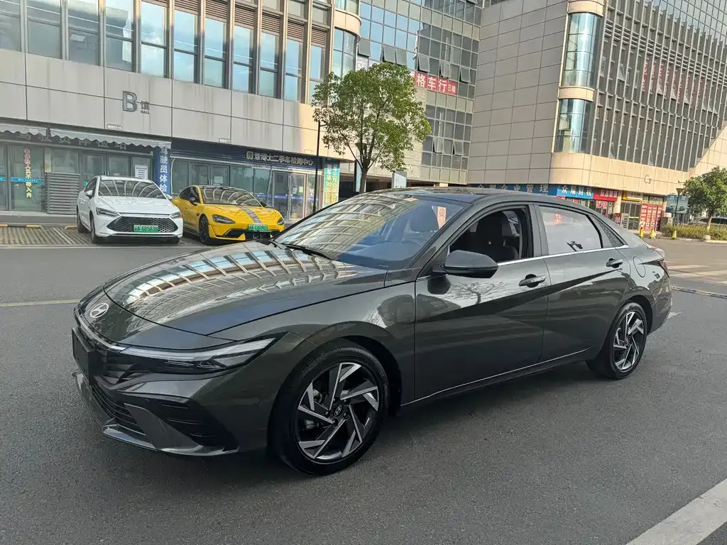 Hyundai Elantra — фото 1