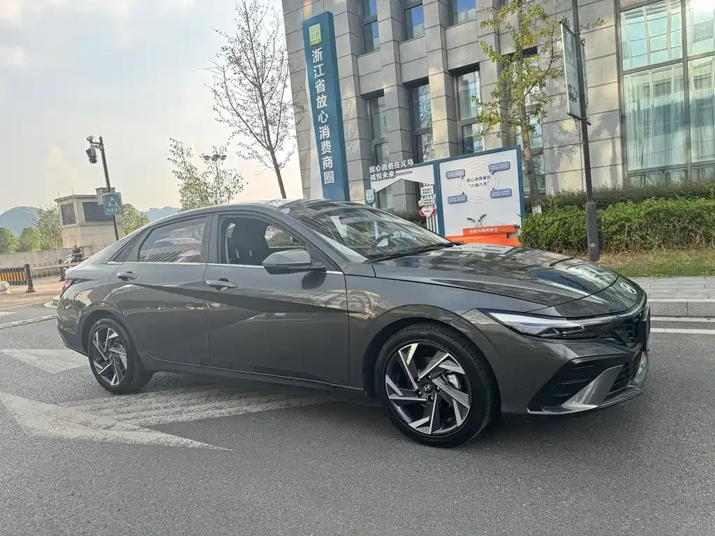 Hyundai Elantra — фото 3
