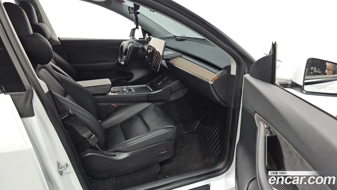 Tesla Model Y — фото 10