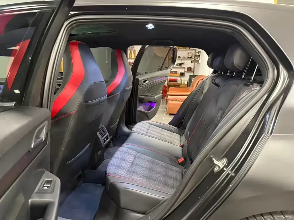 Volkswagen Golf GTI — фото 9