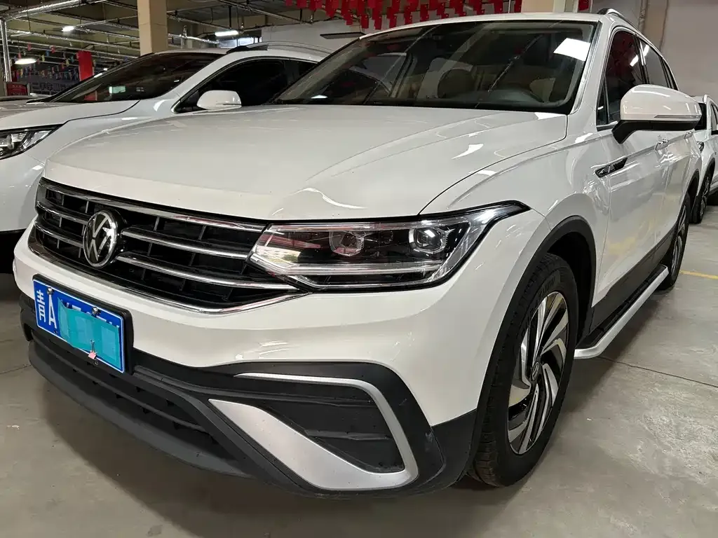 Volkswagen Tiguan L — фото 1