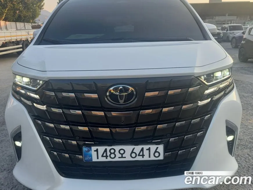Toyota Alphard — фото 1