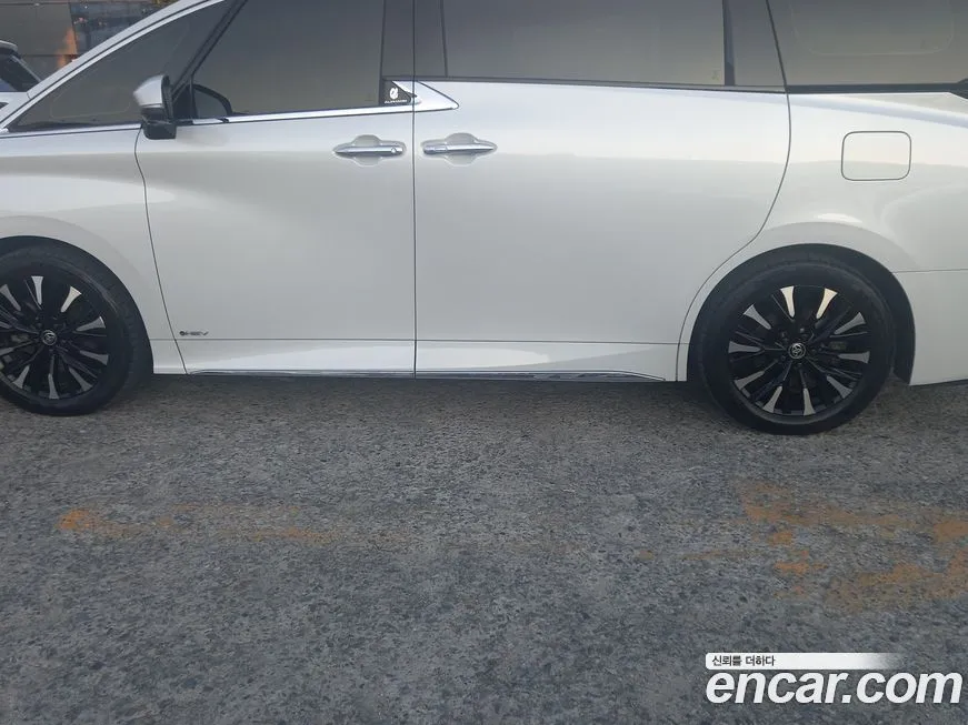Toyota Alphard — фото 4