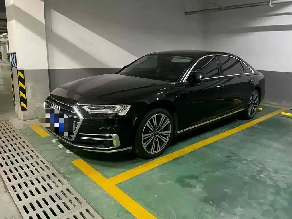 Audi A8 — фото 1