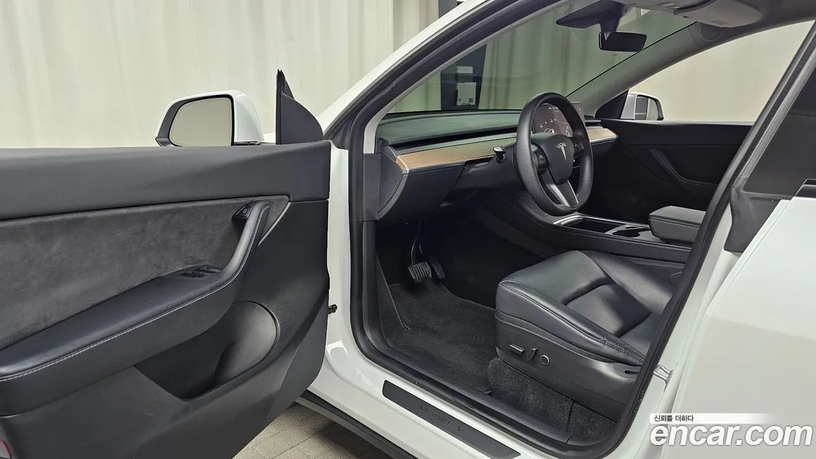 Tesla Model Y — фото 10