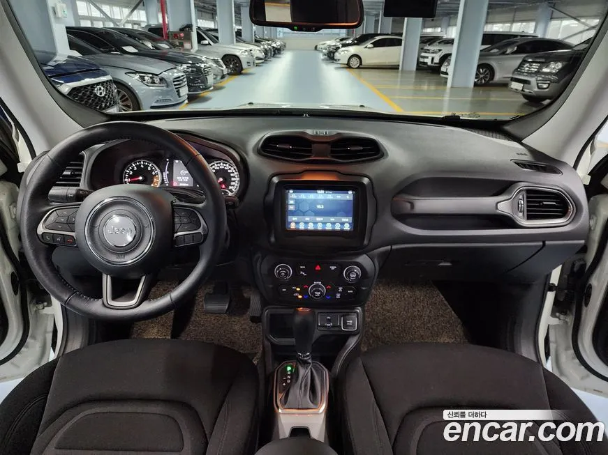 Jeep Renegade — фото 10