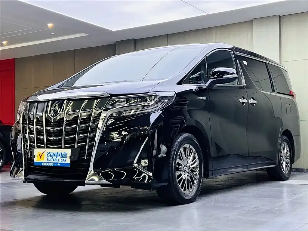 Toyota Alphard — фото 1