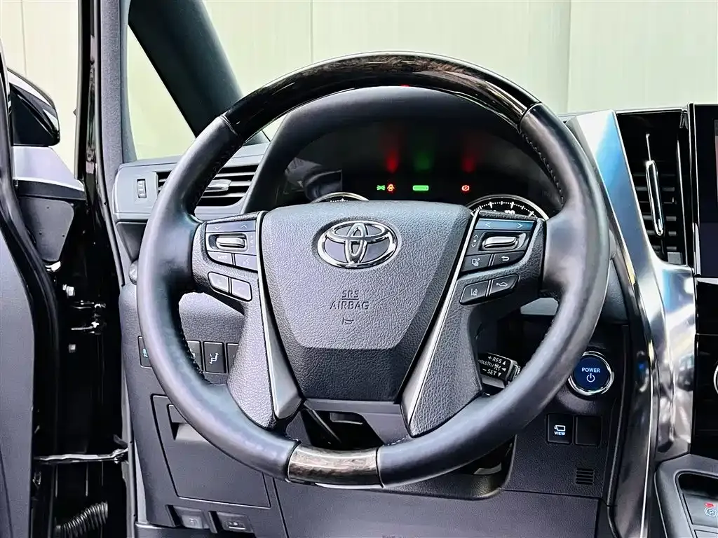 Toyota Alphard — фото 10