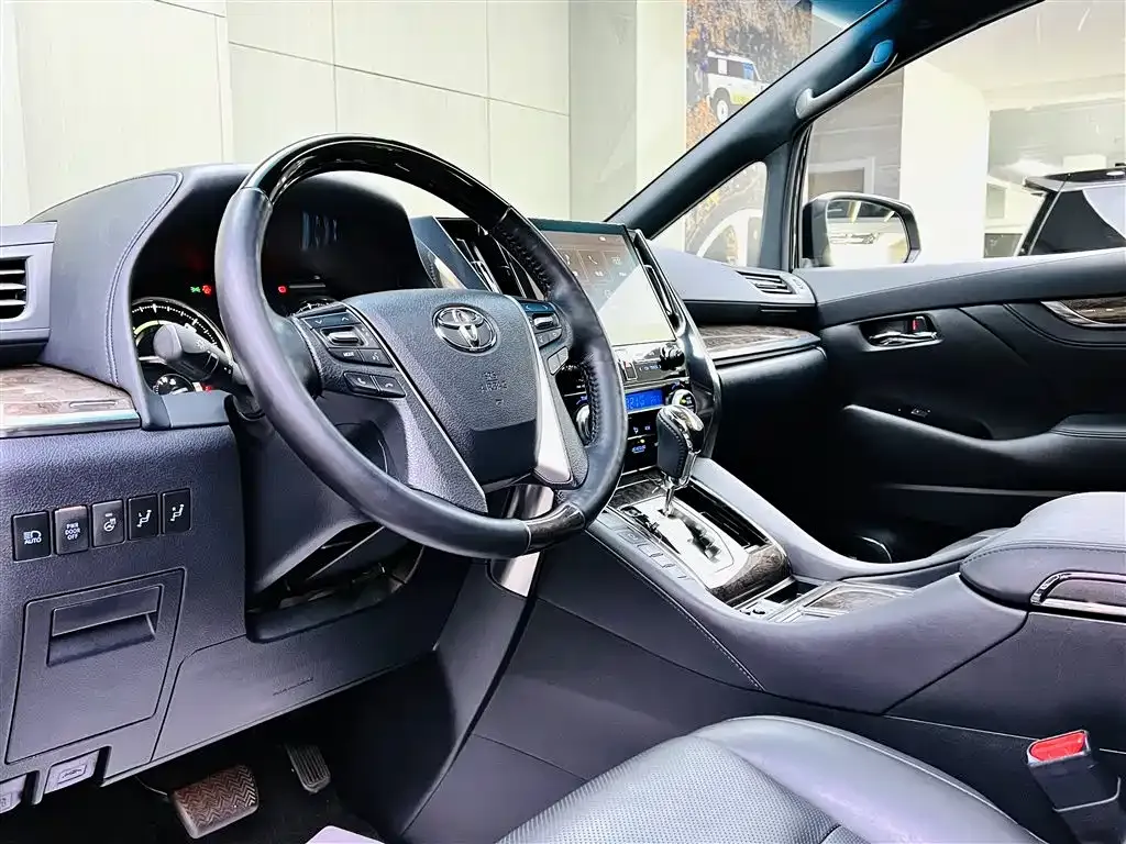 Toyota Alphard — фото 8
