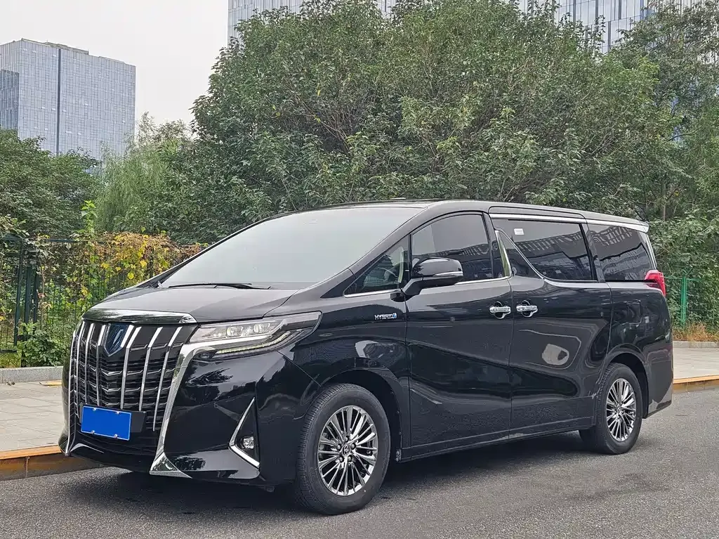 Toyota Alphard — фото 1
