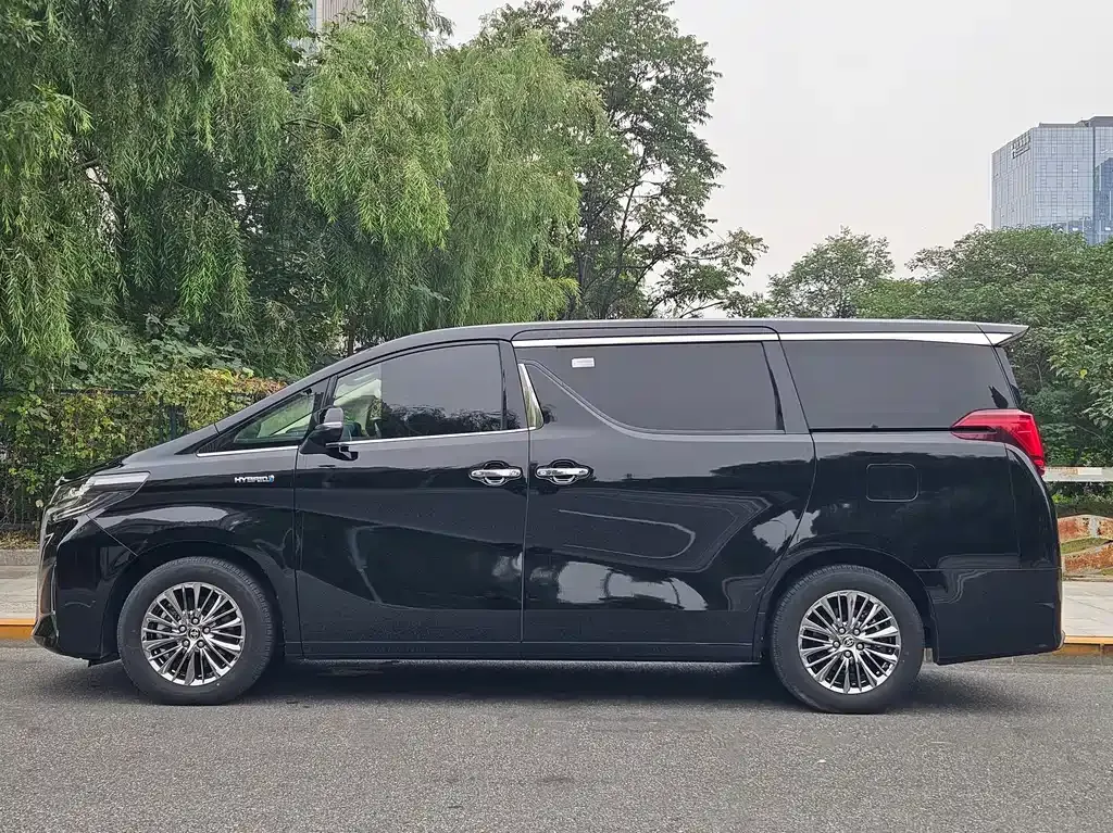 Toyota Alphard — фото 2