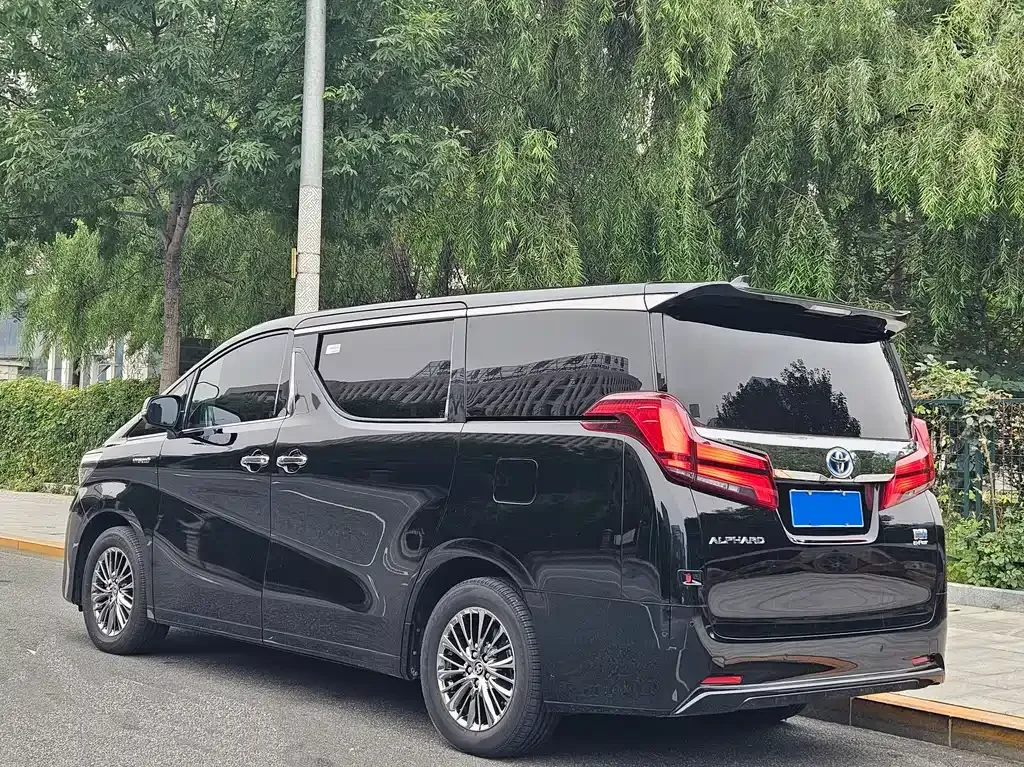 Toyota Alphard — фото 3