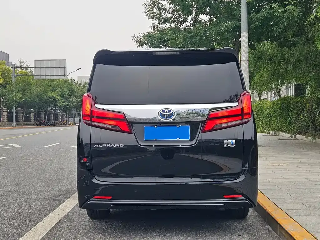 Toyota Alphard — фото 5