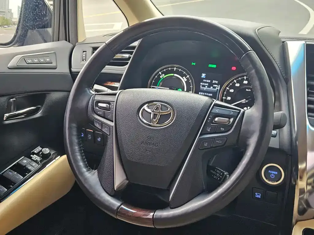 Toyota Alphard — фото 9