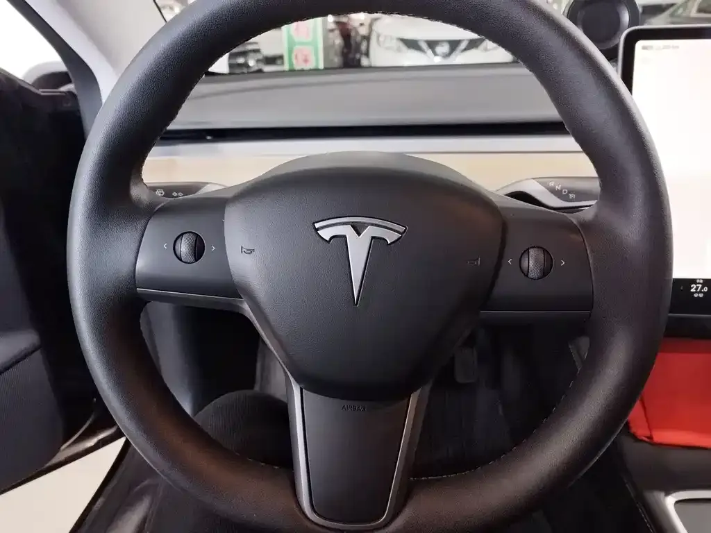 Tesla Model 3 — фото 9