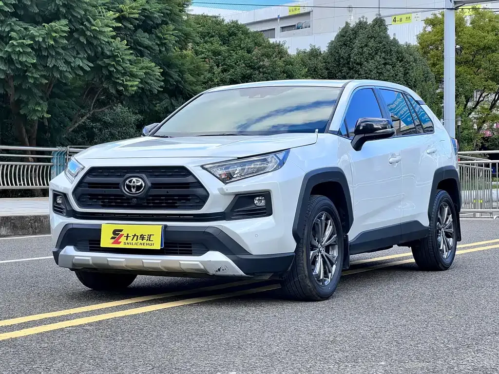 Toyota RAV4 — фото 1