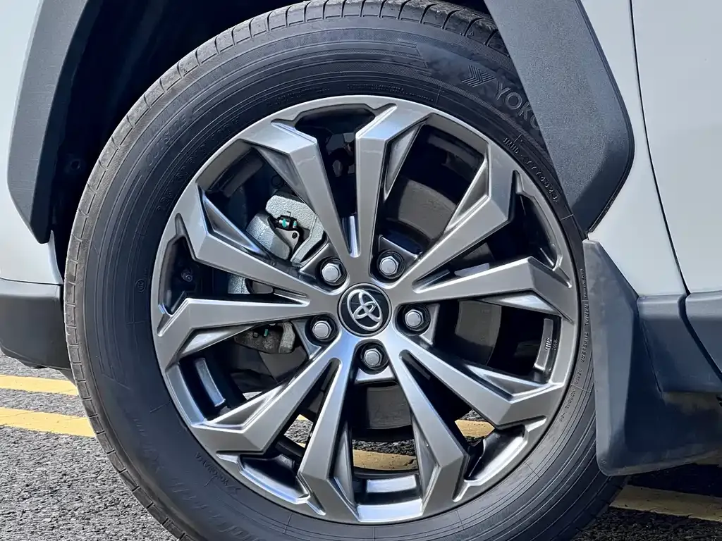 Toyota RAV4 — фото 10