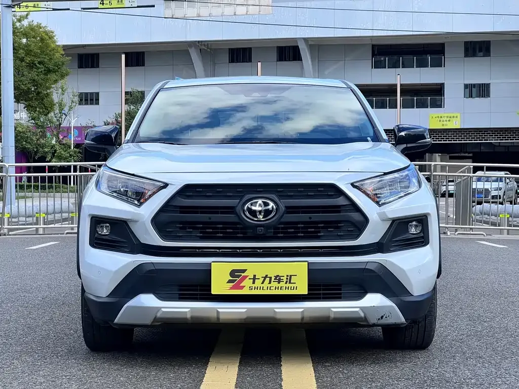 Toyota RAV4 — фото 2
