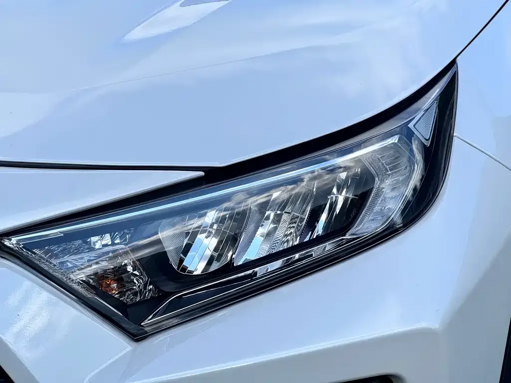 Toyota RAV4 — фото 4