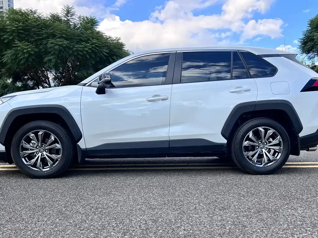 Toyota RAV4 — фото 5