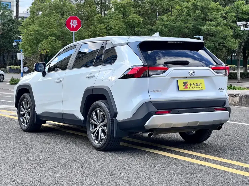 Toyota RAV4 — фото 6