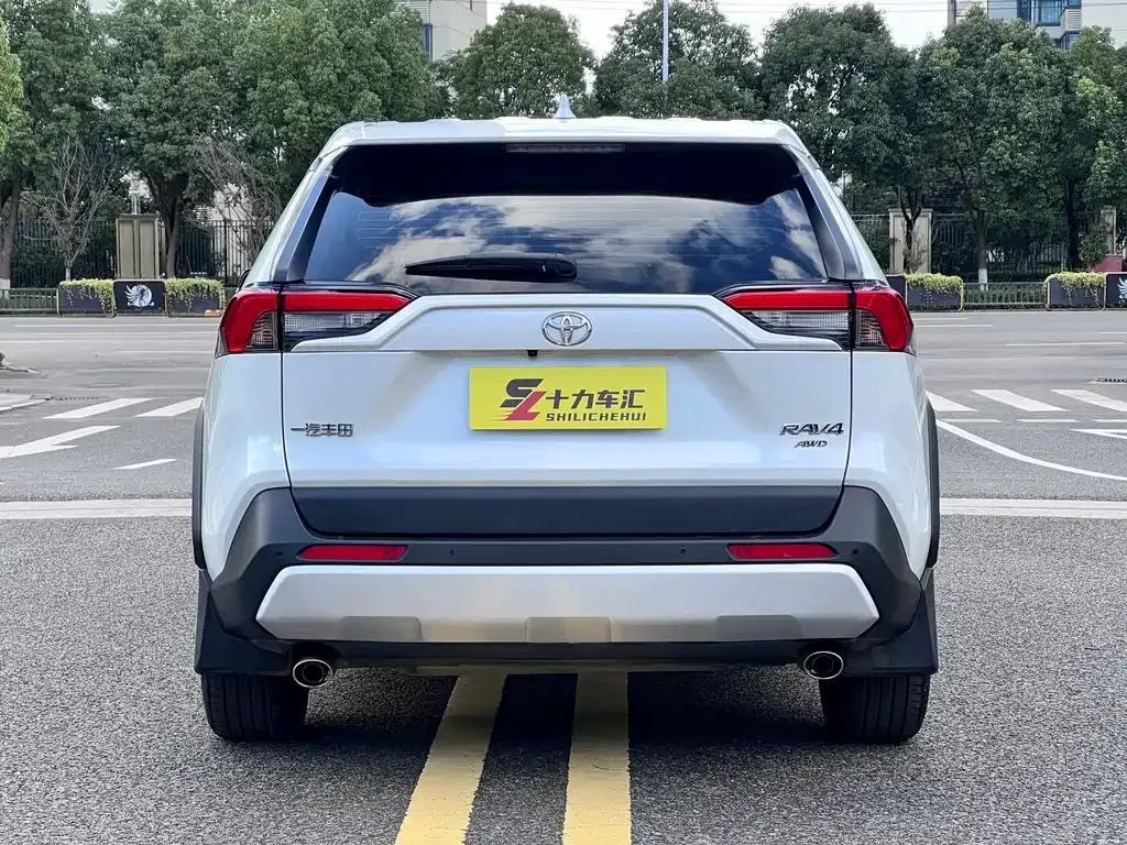 Toyota RAV4 — фото 7