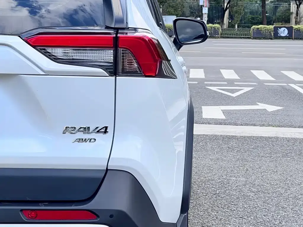 Toyota RAV4 — фото 8