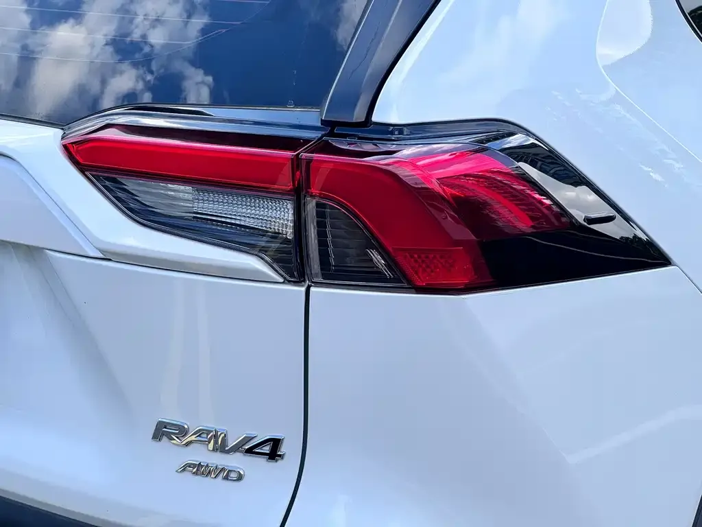 Toyota RAV4 — фото 9