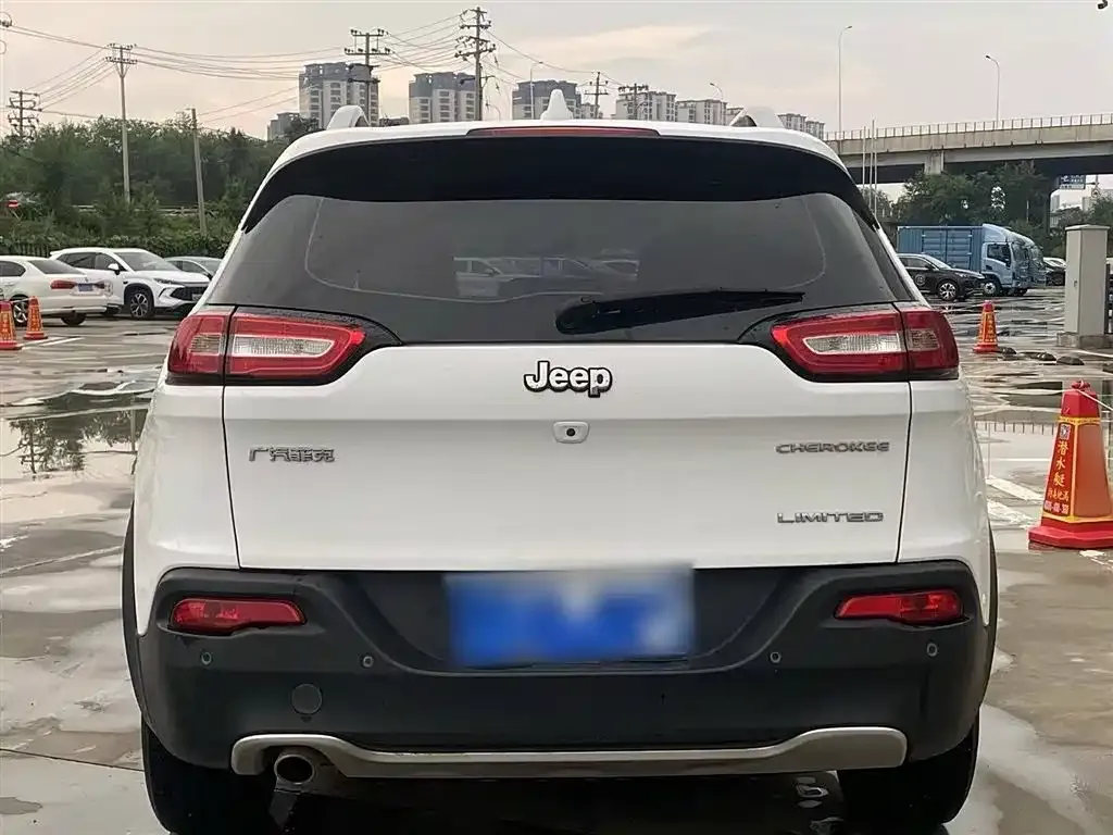 Jeep Cherokee — фото 6